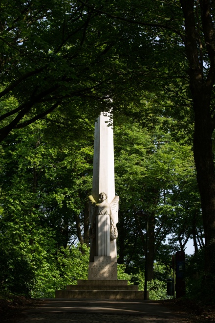 The statue for the French soldiers atop the Kemmelberg.